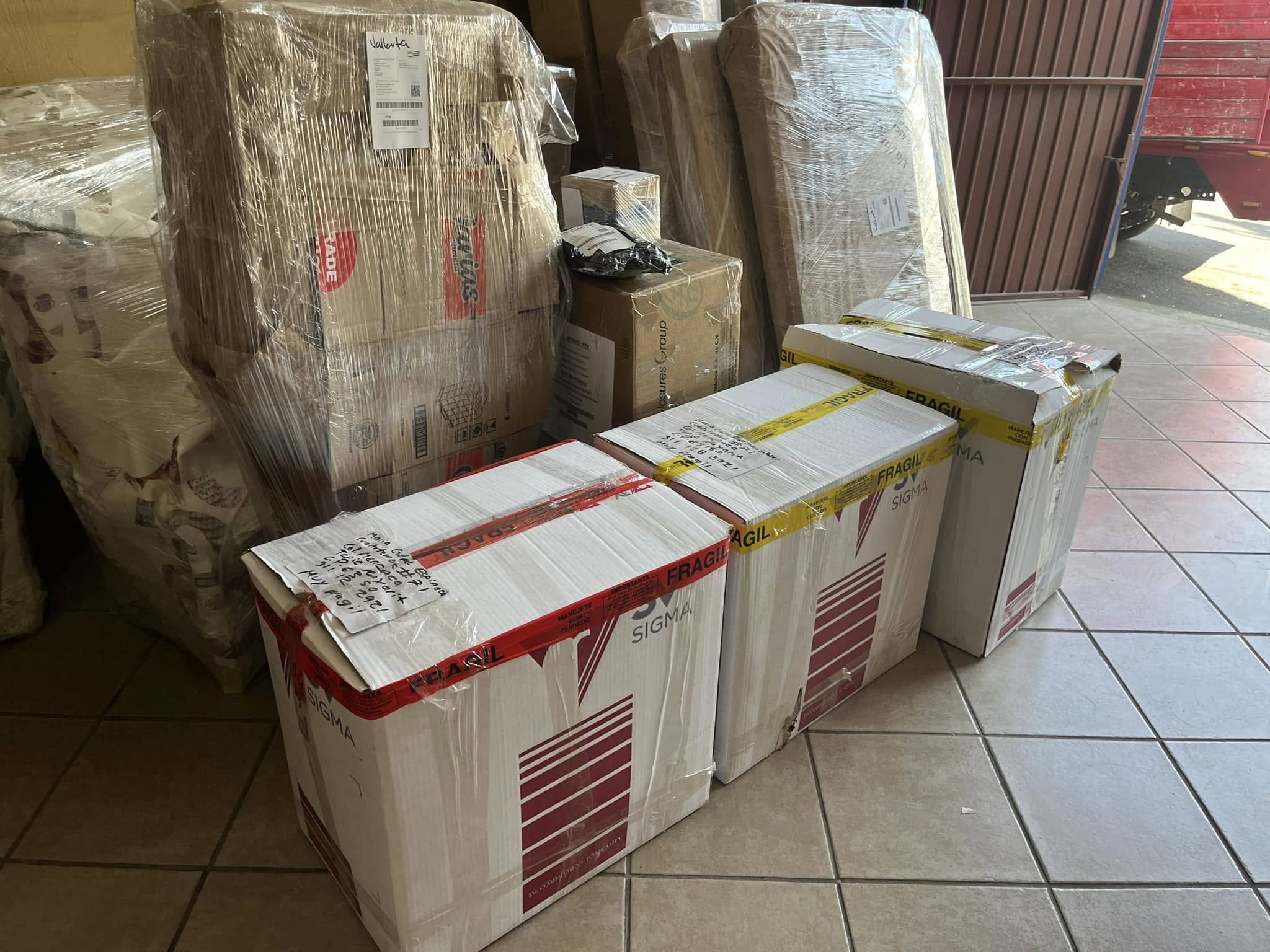Vajilla de talavera de Jalisco bien empacada para exportación